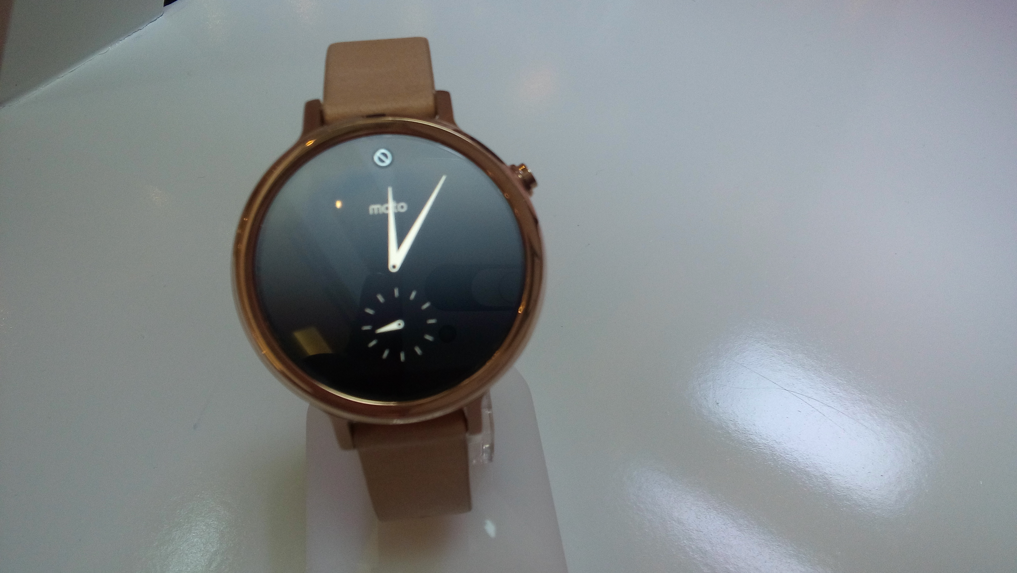 Ketimbang Moto X Play, Kenapa Lenovo Boyong Moto 360 Lebih Dulu?