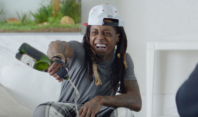 Rapper Lil Wayne Guyur Galaxy S7 Pakai Champagne