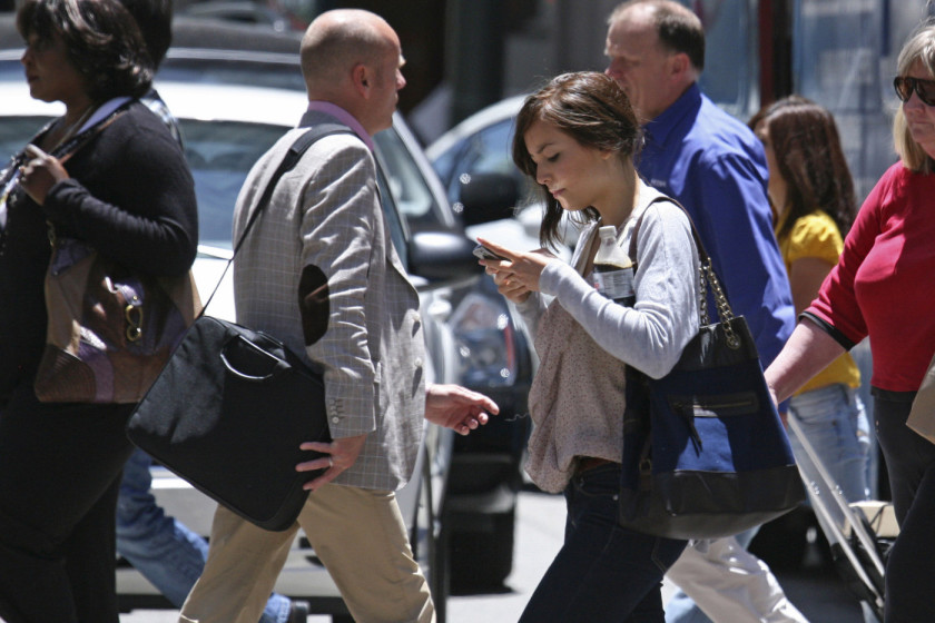 Awas! Gunakan Ponsel Sambil Berjalan Akan di Penjara