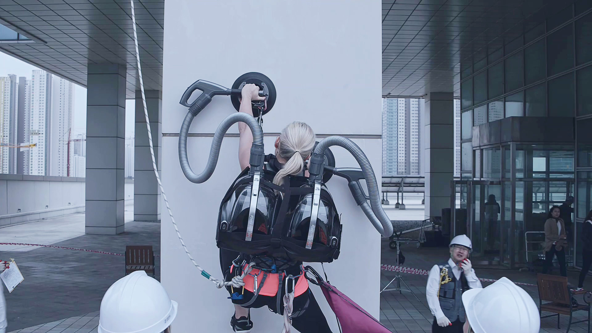 Vacuum Cleaner Ini Bisa Dipakai Untuk Memanjat Gedung