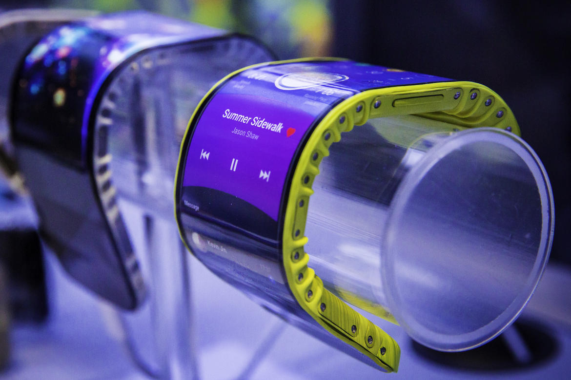 Lenovo Bikin Ponsel Melengkung Seperti Jam Tangan