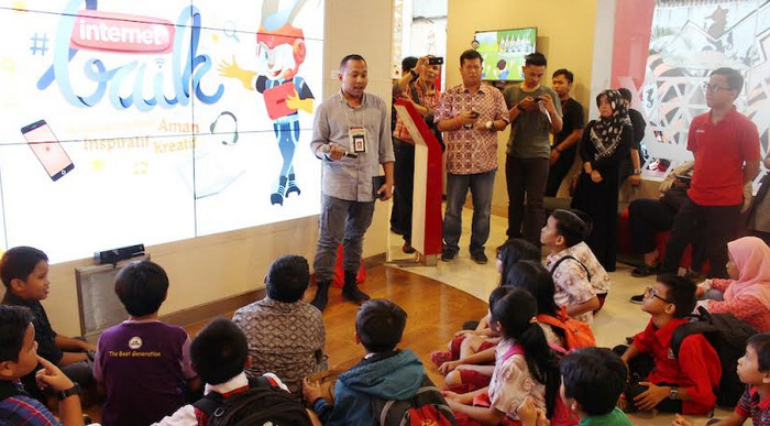 Telkomsel Edukasi #internetBAIK di Ajang ICC 2016
