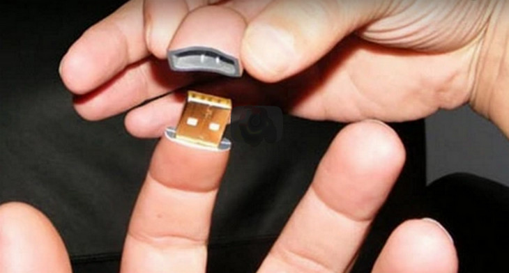 Unik, Programmer Ini Pasang Flashdisk di Jarinya