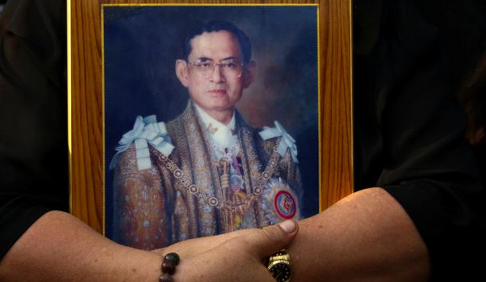 Hormati Mangkatnya Raja Bhumibol, Facebook Tanpa Iklan