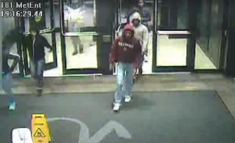 Berbekal Hoodie, Sekelompok Pencuri Gondol 19 iPhone dari Apple Store