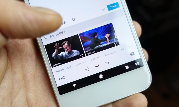 Cara Kirim GIF dan Cari Emoji dengan Gboard