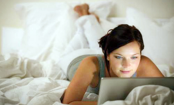 Sstt… Ternyata Wanita Lebih Sering Nonton Video Porno