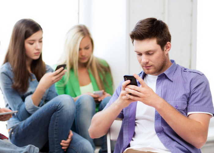 Peneliti: Setiap Tahun Orang Makin Ketagihan Pakai Smartphone