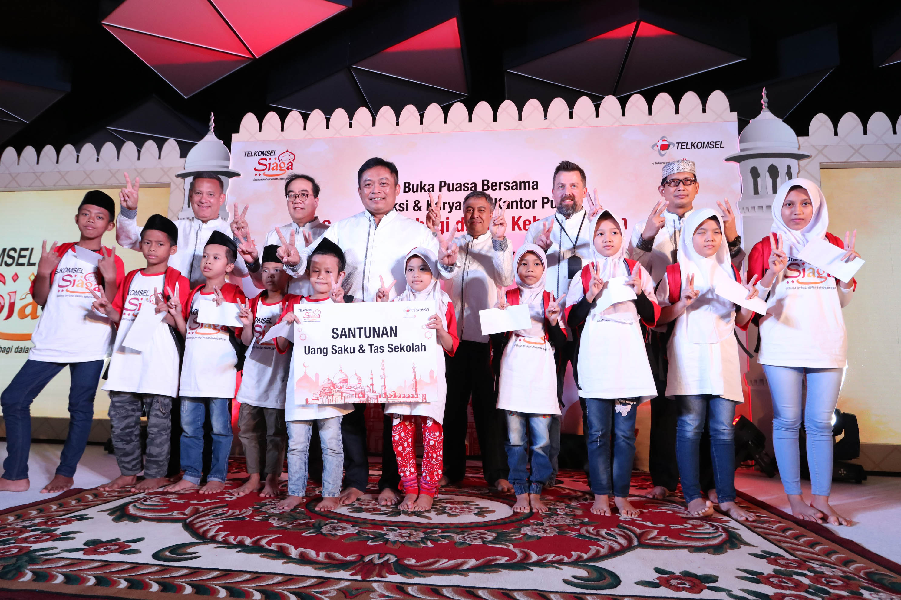 Telkomsel Berbagi dengan 10.000 Anak Yatim