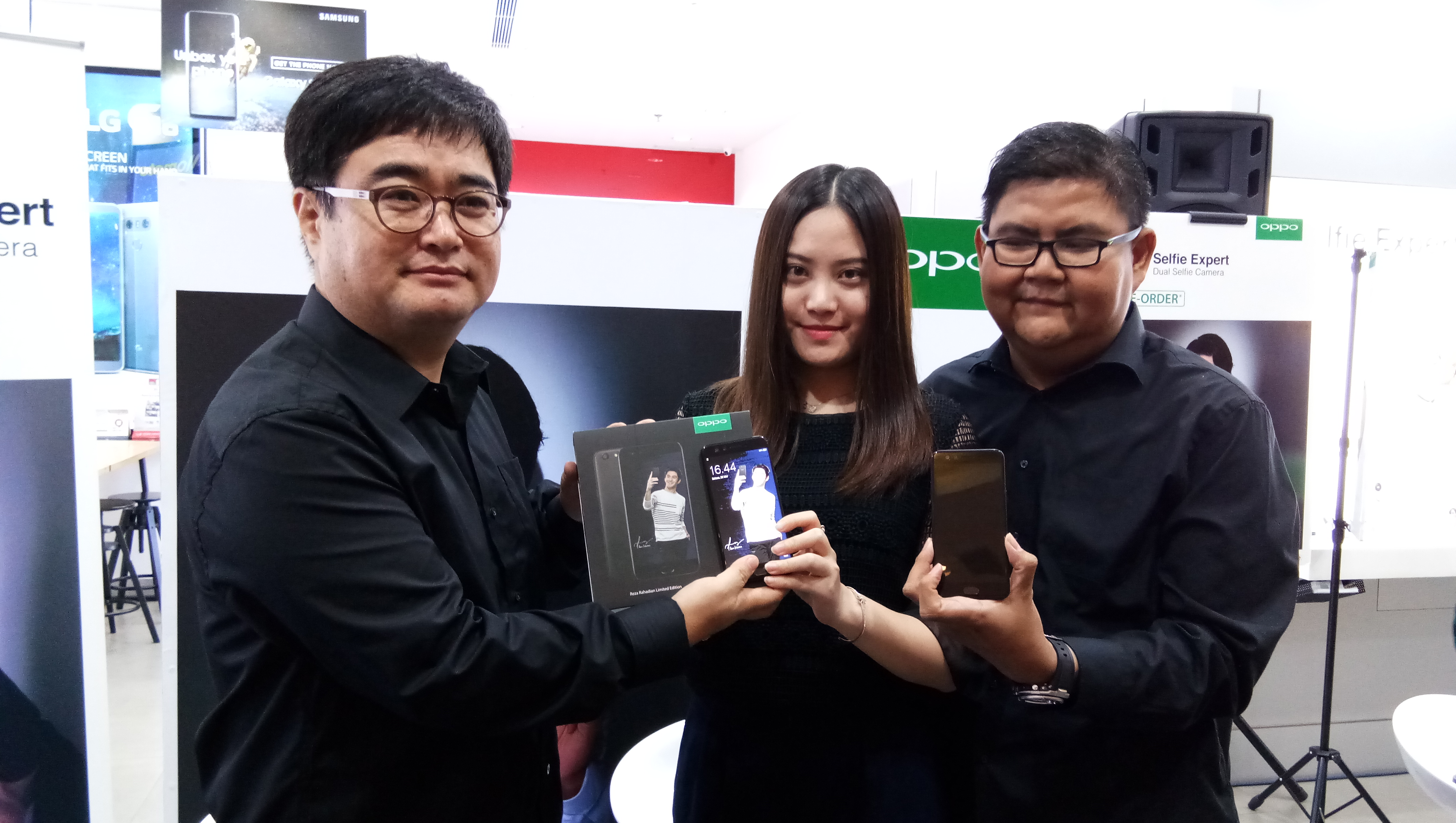 OPPO Luncurkan Edisi Khusus F3 Reza Rahadian Edition