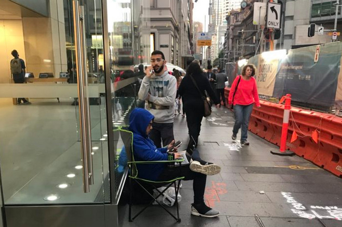 Demi iPhone X, Fans Mulai “Berkemah” di Depan Apple Store