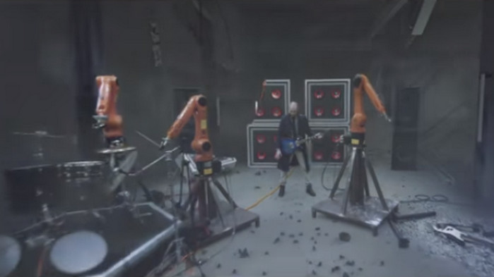 Keren! Pria Ini “Ngeband” Bareng Robot Industri