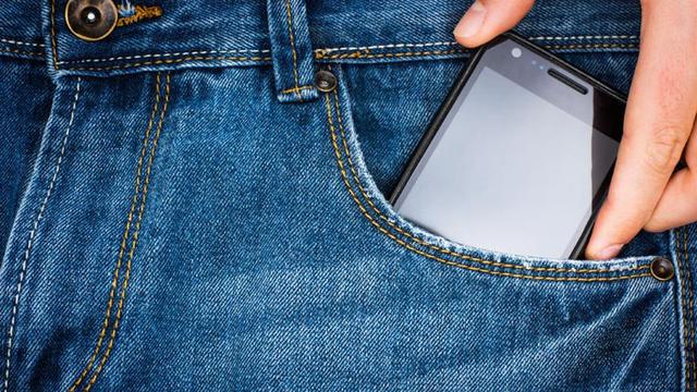 Ngeri! Ini Risiko Simpan Smartphone di Saku Celana
