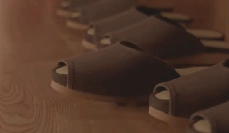 Sandal di Hotel Ini Bisa “Parkir” Sendiri