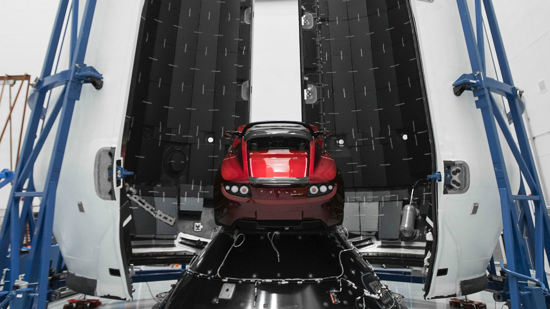 Waduh.. Ilmuwan Sebut Mobil Tesla akan Tabrak Bumi?