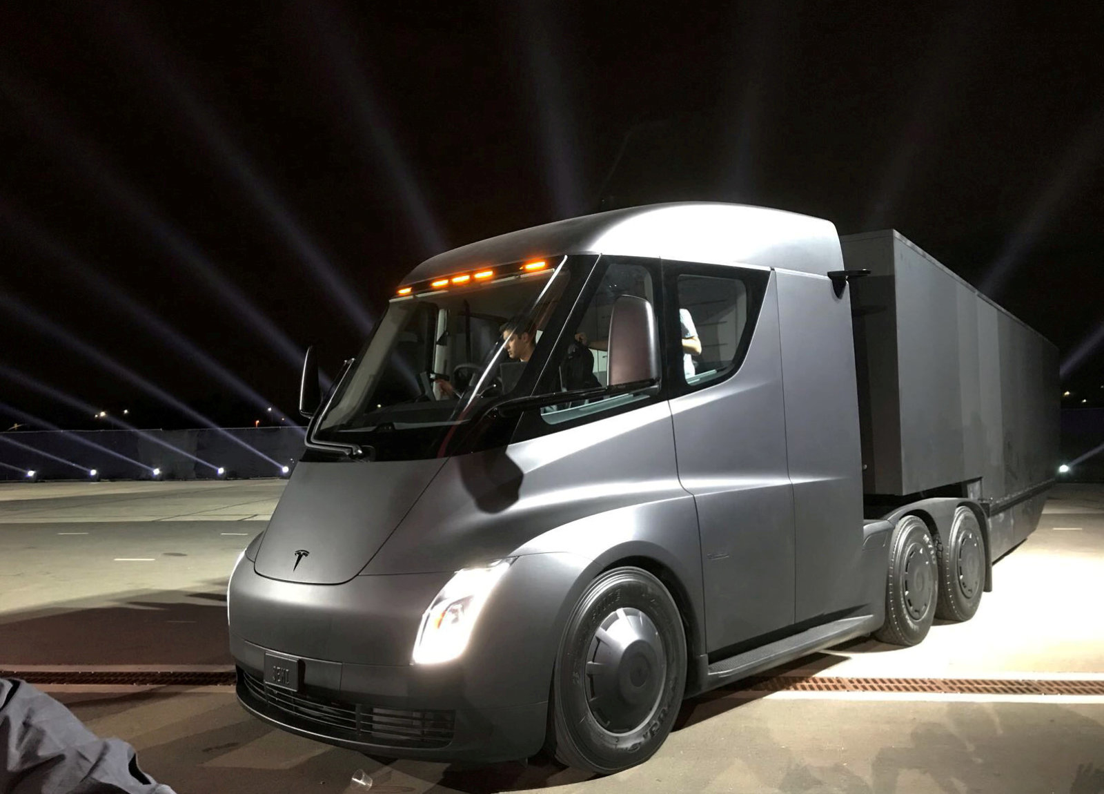 Tesla Bangun “Stasiun Charger” untuk Truk Listrik