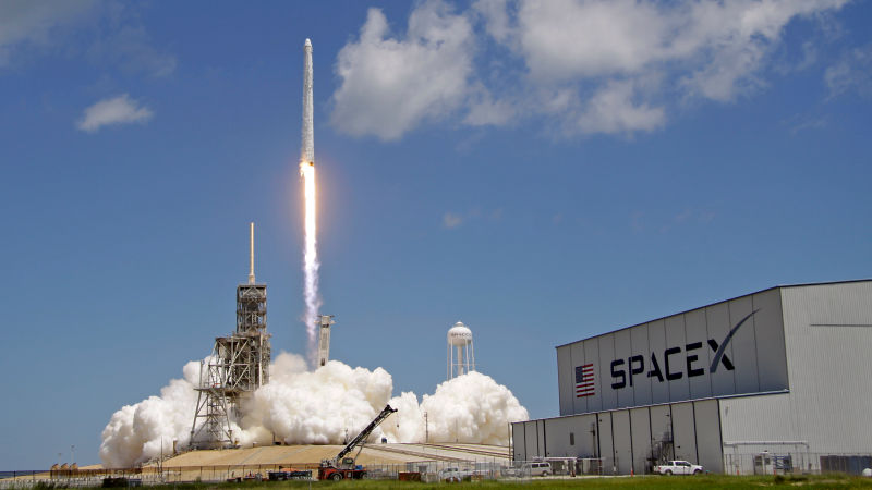 SpaceX Tunda Peluncuran Satelit Internet ke Orbit