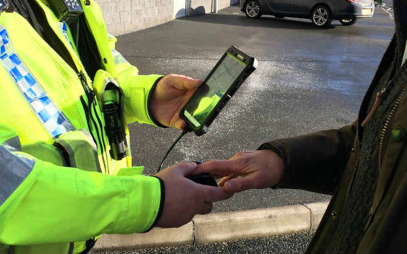 Canggih! Polisi Inggris Bisa Identifikasi Tersangka Pakai Ponsel