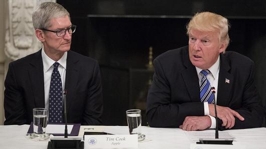 Ketemuan, Bahas Apa CEO Apple dan Donald Trump?