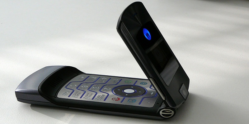 Ponsel Flip Diprediksi Bakal jadi Tren Tahun Ini