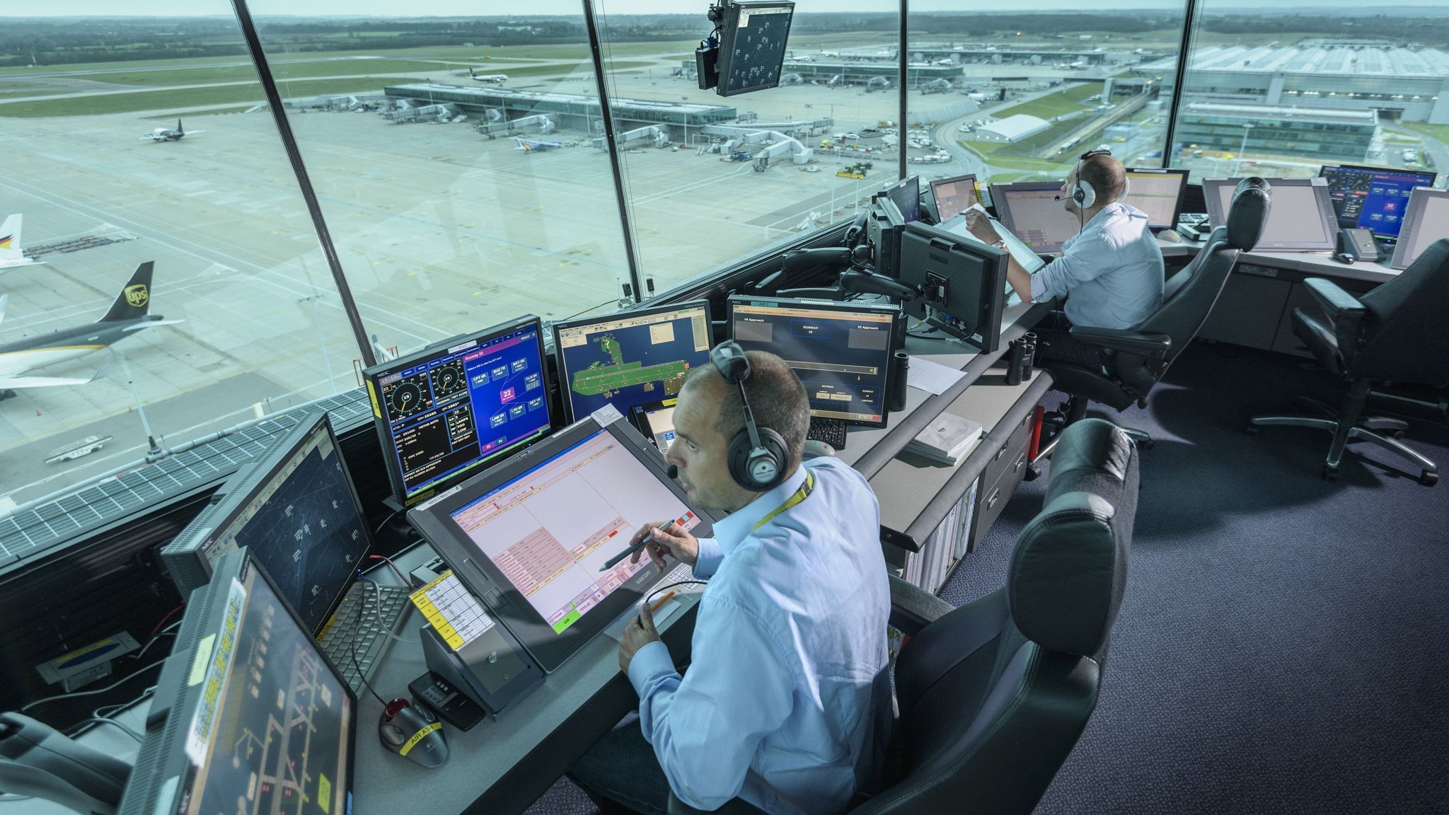 Pantau lalu lintas pesawat