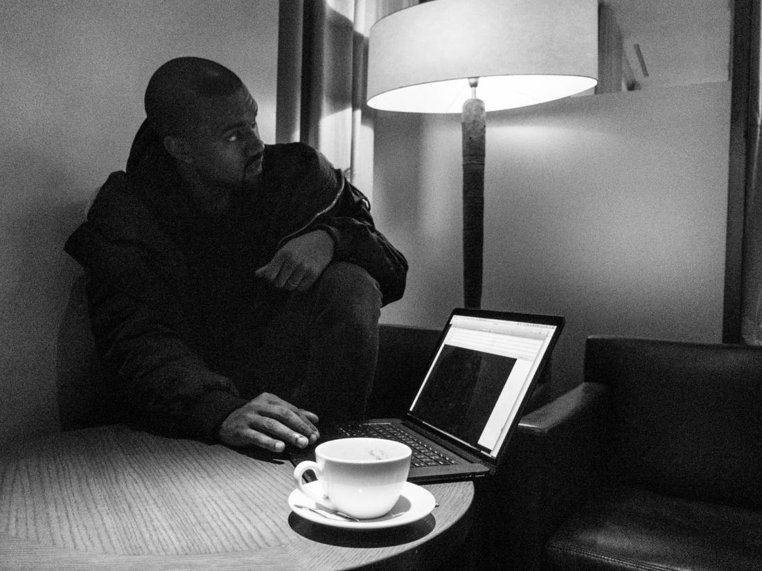 Rapper Kanye West Tutup Kamera MacBook Pakai Selotip, Kenapa?
