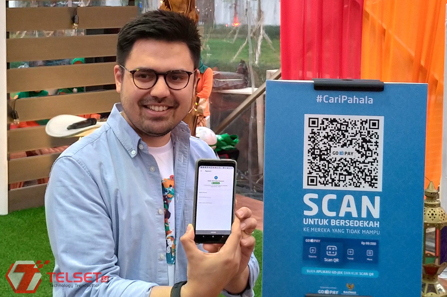 Bersedekah menggunakan smartphone