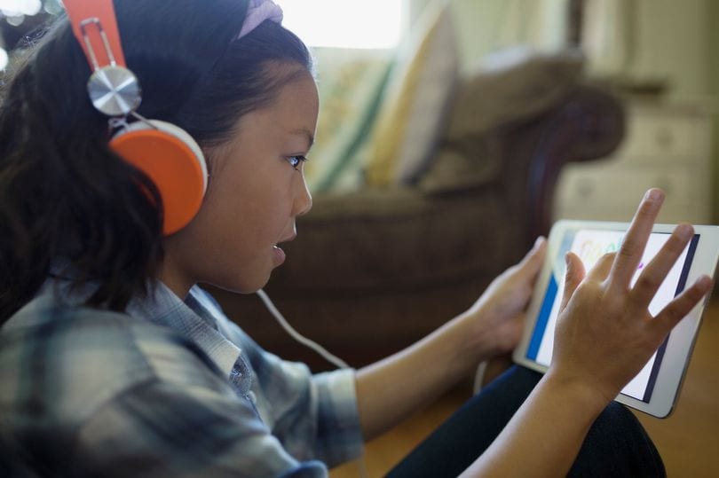 Keseringan Pakai Headphone Beresiko Gangguan Pendengaran