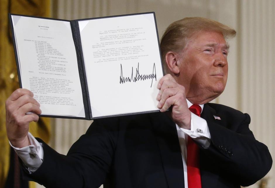 Trump Teken Proposal Pengiriman Robot ke Bulan