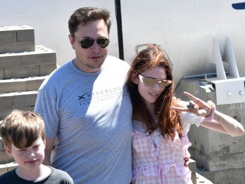 Foto Bareng Pacar, Elon Musk ‘Dinyinyirin’ Netizen