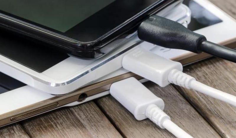 Uni Eropa Desak Apple, Samsung, dkk Bikin Charger Universal