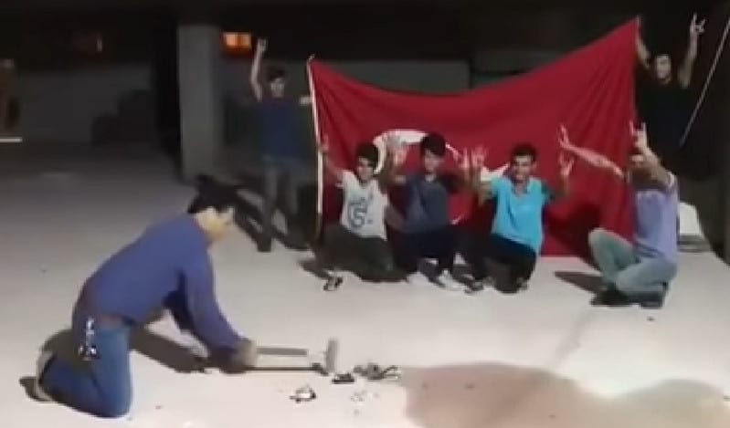 Protes AS, Warga Turki Hancurkan iPhone Pakai Palu Godam