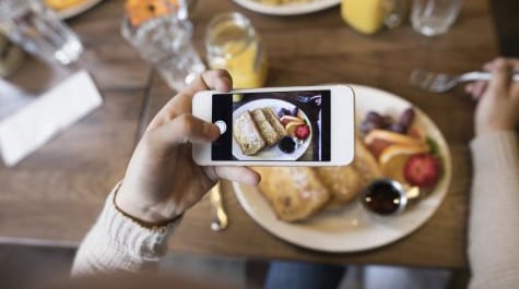 Ini Alasan Kenapa Kamu Harus Setop Kebiasaan Foto Makanan
