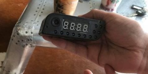 Duh! Pelanggan Airbnb Temukan Kamera Tersembunyi di Kamar