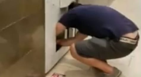 Konyol! Pria Ini Suruh Anaknya Masuk Mesin Game Curi Mainan