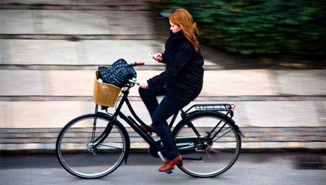 Belanda Larang Bersepeda Sambil Nelpon, Indonesia Kapan?