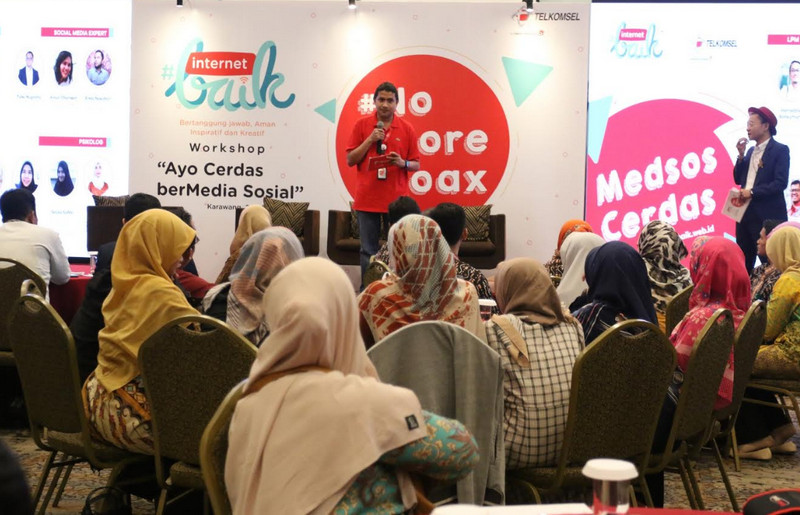 Perangi Hoax, Telkomsel Kampanye Internet Baik di Karawang