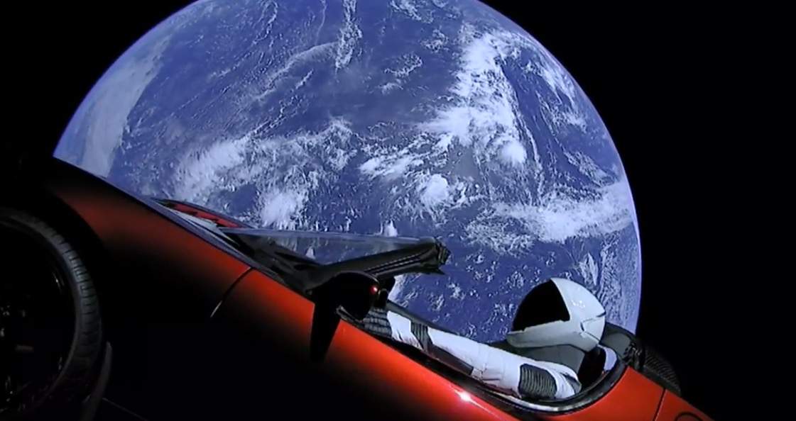 Roket SpaceX Pembawa Mobil Tesla Lewati Orbit Mars