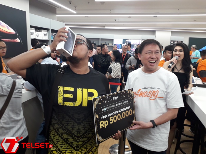Pembeli Pertama iPhone XR Rela “Ngantre” dari Jam 6 Pagi