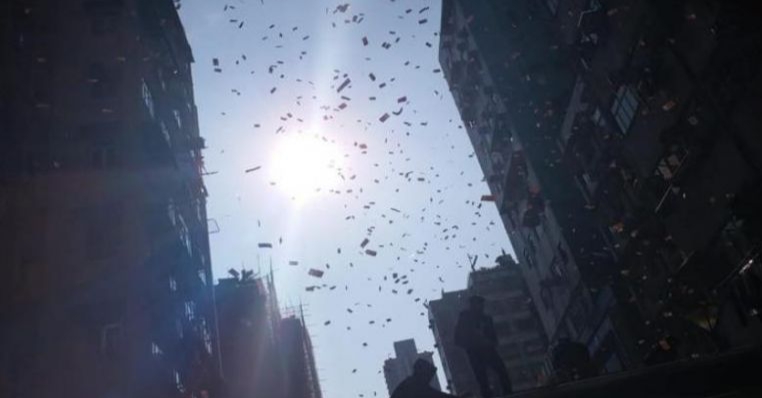 Heboh! Mendadak Ada Hujan Uang di Hongkong