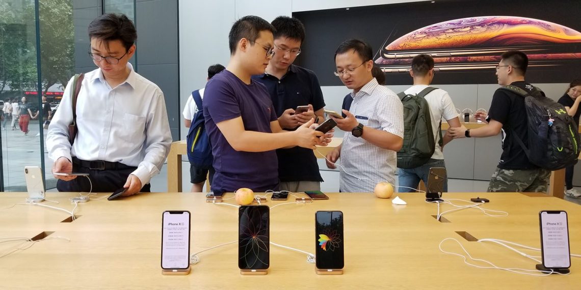 Huawei Ancam Karyawan yang Ketahuan Gunakan iPhone
