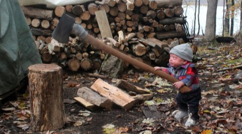 Viral di Medsos, Foto Bayi “Perkasa” Memotong Kayu