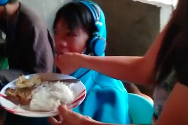 Kecanduan Game Online, Bocah Ini Disuapi Ibunya di Warnet