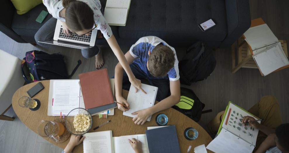 China Larang Guru Kasih Tugas PR Lewat WeChat