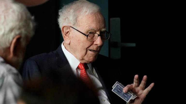 Punya Saham Apple, Warren Buffett Pilih Pakai Ponsel Jadul Samsung