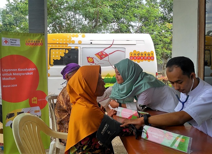 Indosat Salurkan Mobil Klinik untuk Korban Banjir Madiun