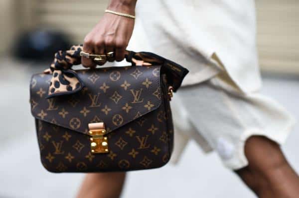 Louis Vuitton Sematkan Layar Fleksibel di Produk Tas
