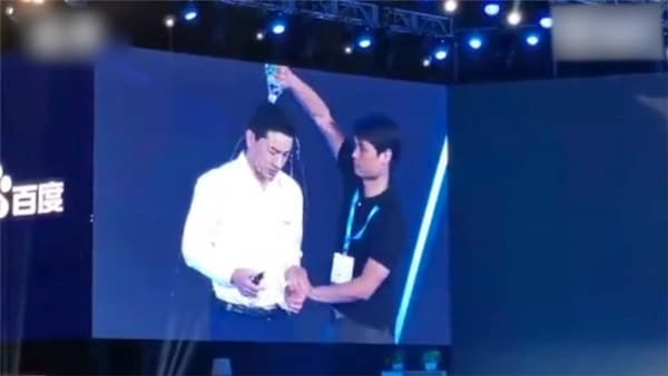 Waduh, CEO Baidu Diguyur Air saat Pidato oleh Pria Misterius