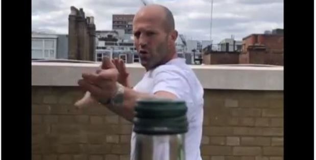 Lagi Ngehits, Serunya “Tantangan Tutup Botol”, Ada yang Kecebur Kolam