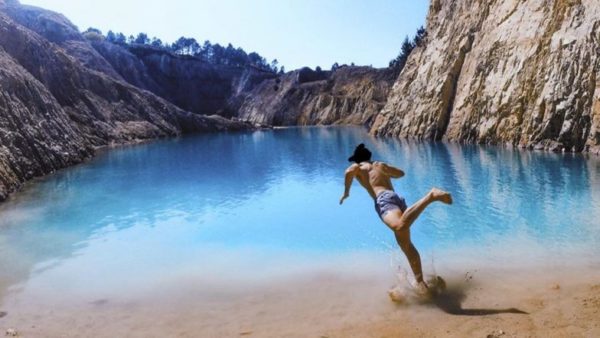 Konyol! Demi Konten, Instagramer Ini Berenang di Danau Beracun
